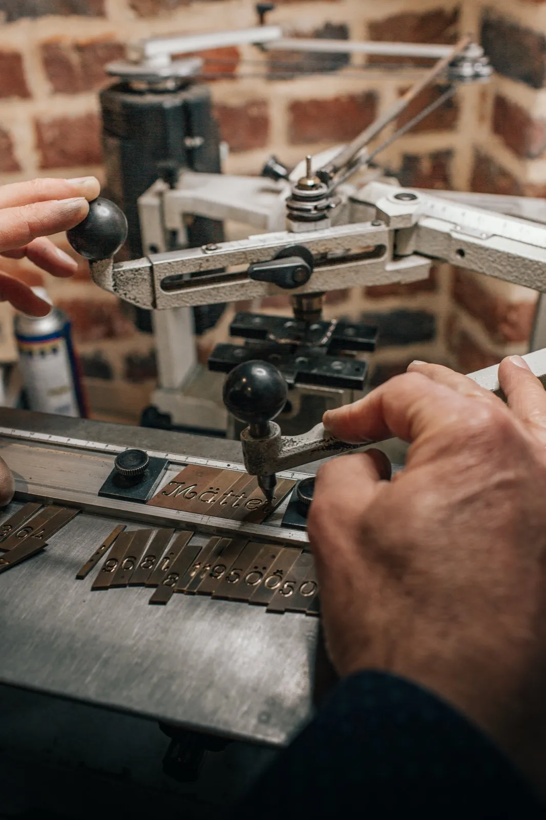 Christophe Berrod grave une alliance sur la machine de l’atelier