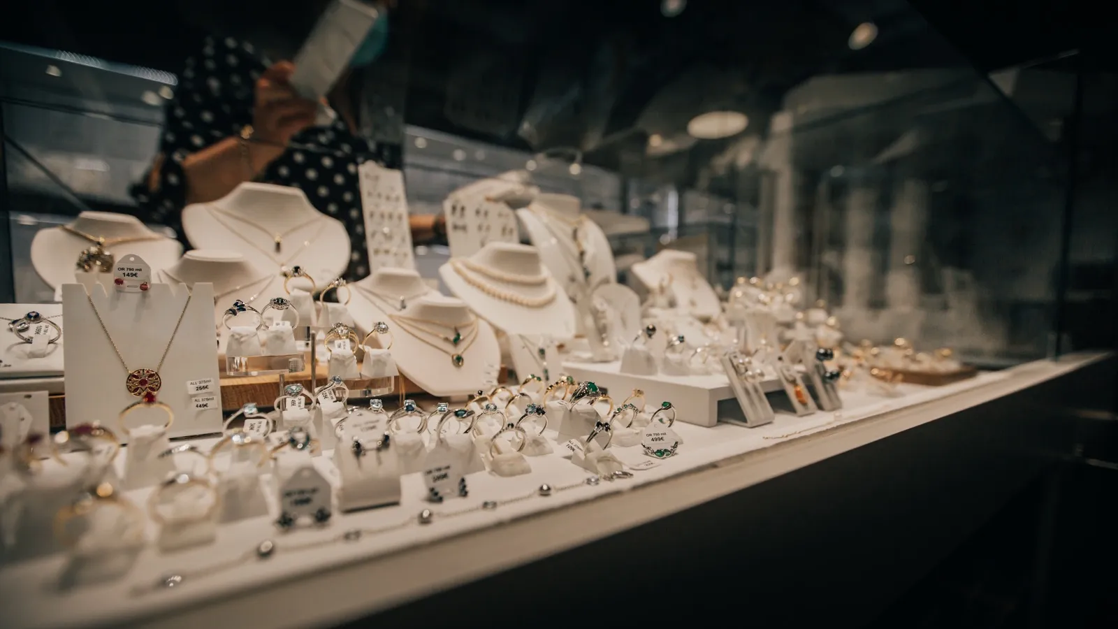 Une vitrine de colliers à la Bijouterie Berrod