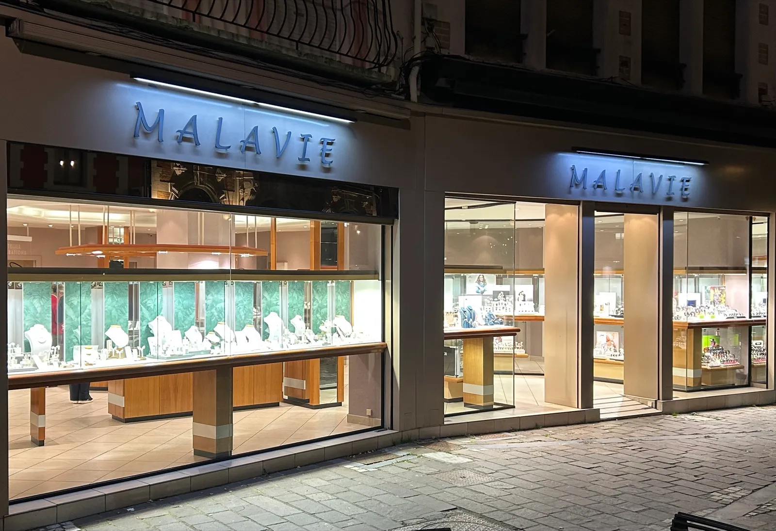 La façade de la Bijouterie Malavié, rue Sadi Carnot, de nuit