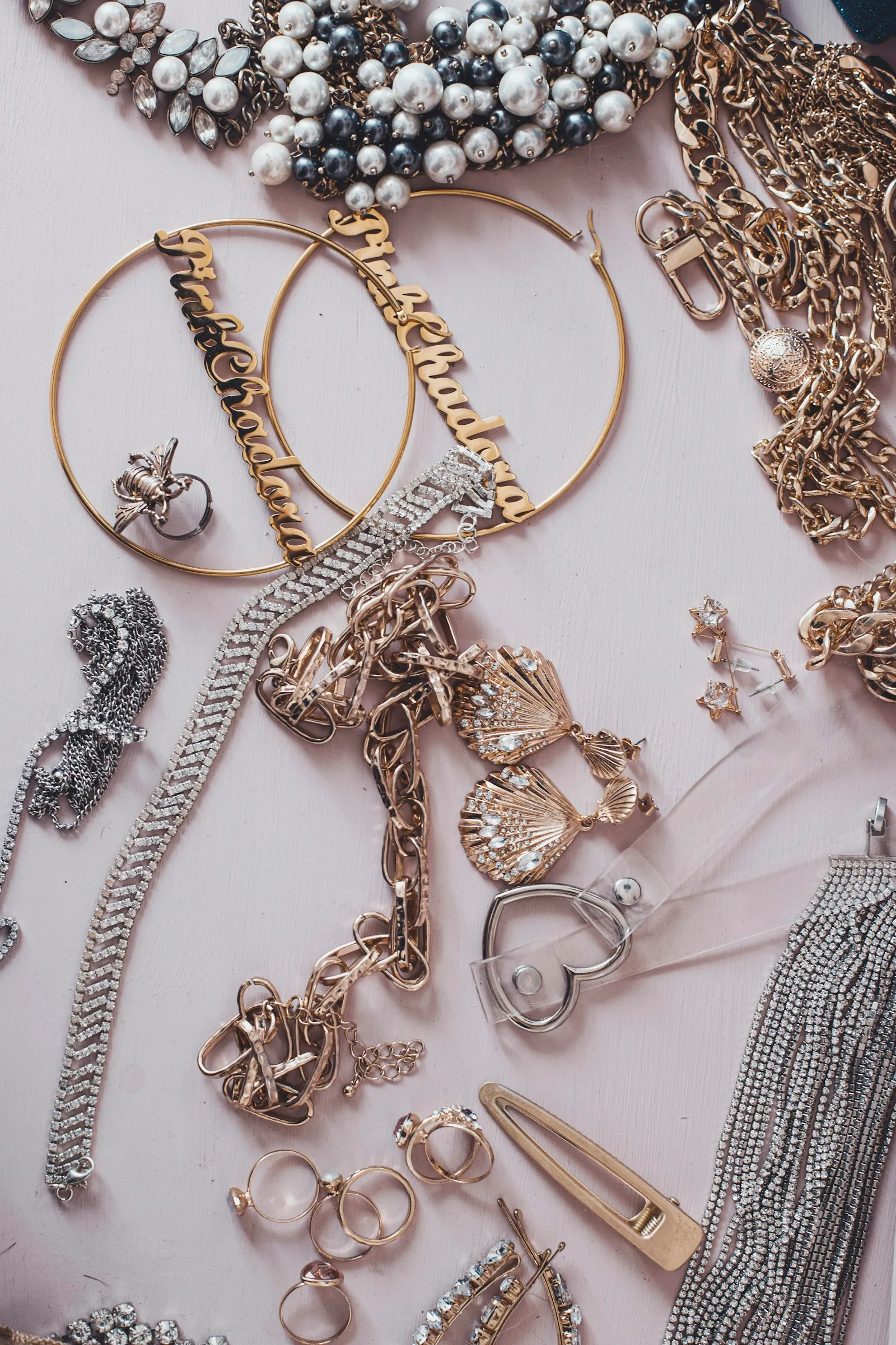 Des bijoux en or mêlés : chaînes, bracelets, bagues