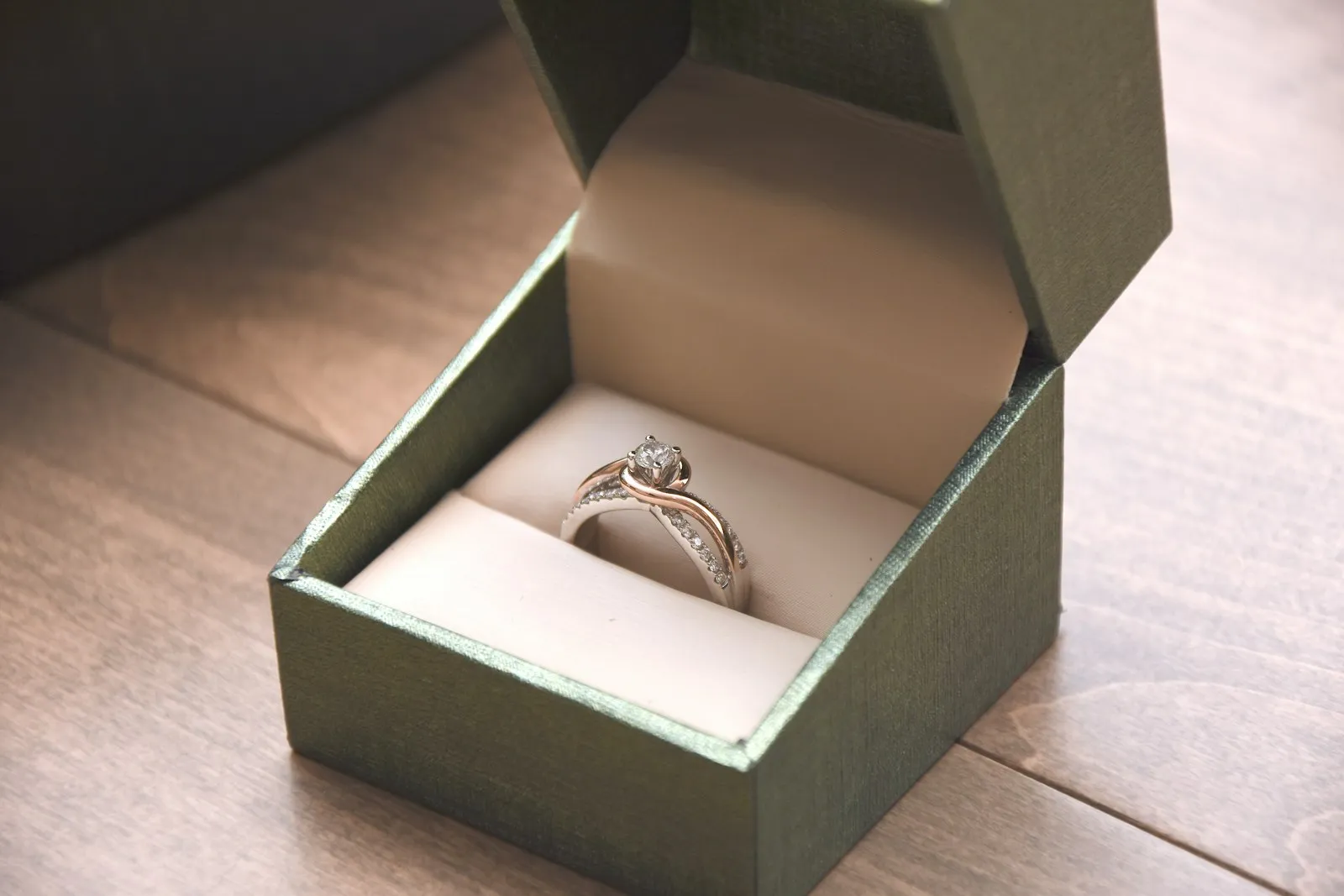 Une bague de fiançailles dans son écrin